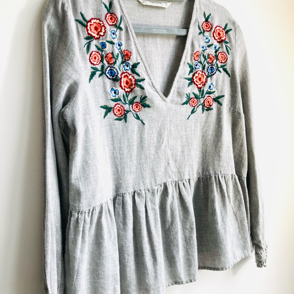 Zara Gray Boho Flowers print embroidered ruffled long sleeves. Size M. V-neck